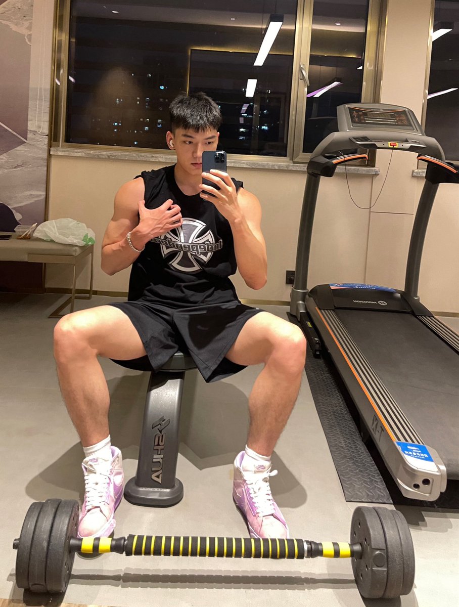 HedgehogDid's tweet photo. 📍成 都 
24/182/70/17
超帅奶狼 网红体育生 邻家性感大男孩
💎超性感坚实双腿 发达小腿💪🏻线条
💎超高颜值，一触上瘾
💎🍆🍑，行走的荷尔蒙
💗添加咨询有入会🚪，以诚相待，勿乱添加
💗欢迎私信咨询 https://t.co/ioqai9iLnn