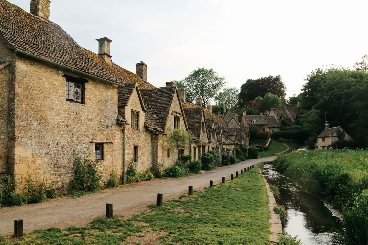 I don't mean to be envious, but this summer I'm having a personal transformation trip to the Cotswolds 💚 Cottagecore