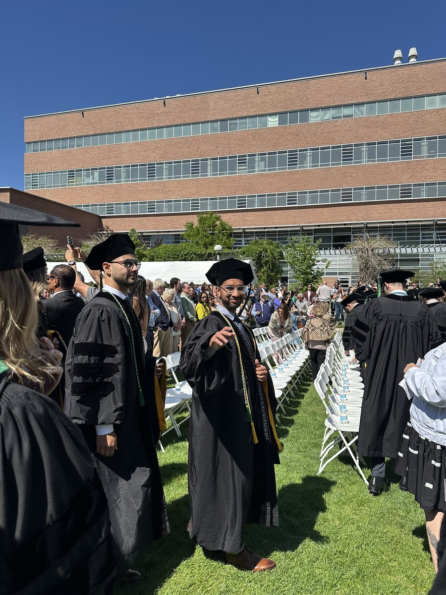 My turn to congratulate @vijay_shimoga on his graduation from @CUMedicalSchool this year. Such an honor to hood this young star who is going to do great things!

PS: said great things will happen at the @CUDeptMedicine IMRP where we will train him to be the finest!