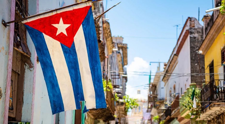 Cada día el pueblo cubano sufre las consecuencias nefastas del bloqueo económico impuesto por los Estados Unidos. Unos pocos vestidos de traje y corbata han hecho fortuna lucrando a costa de una guerra injusta contra el pueblo de #Cuba. #CubaVsBloqueo #CubaEsRevolución