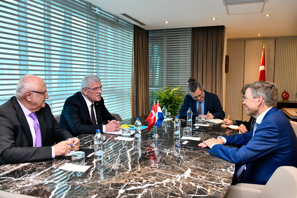 Genel Başkanımız @MDervisogluTR, Hollanda Krallığı Büyükelçisi Joep Wijnands ile bugün Genel Merkezimizde bir araya geldiler. Bu ziyaret vesilesiyle Büyükelçi ile Türkiye- Hollanda ilişkileri ve bölgemizdeki gelişmeler konusunda bilgi ve fikir alışverişinde bulundular.
