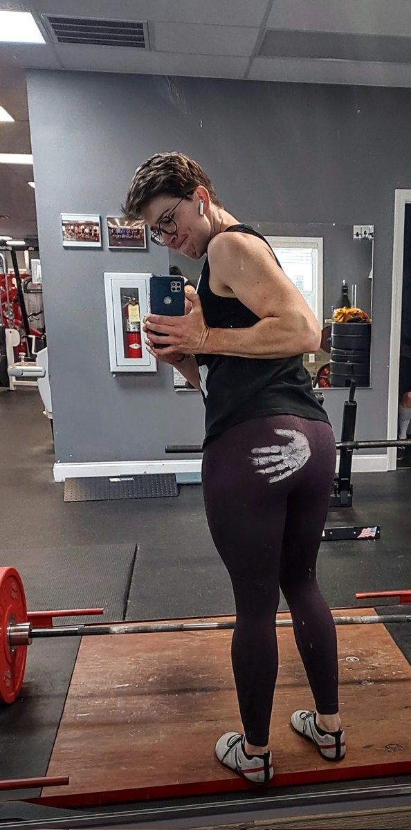 Ok... Which one of you did this? 🖐️🤔🤣

Fun deadlift day, pulled a smooth 350 conventional deadlift with NO PAIN 💪😎
#strongwomen #deadlift #gymlife #gymgirl #LFG