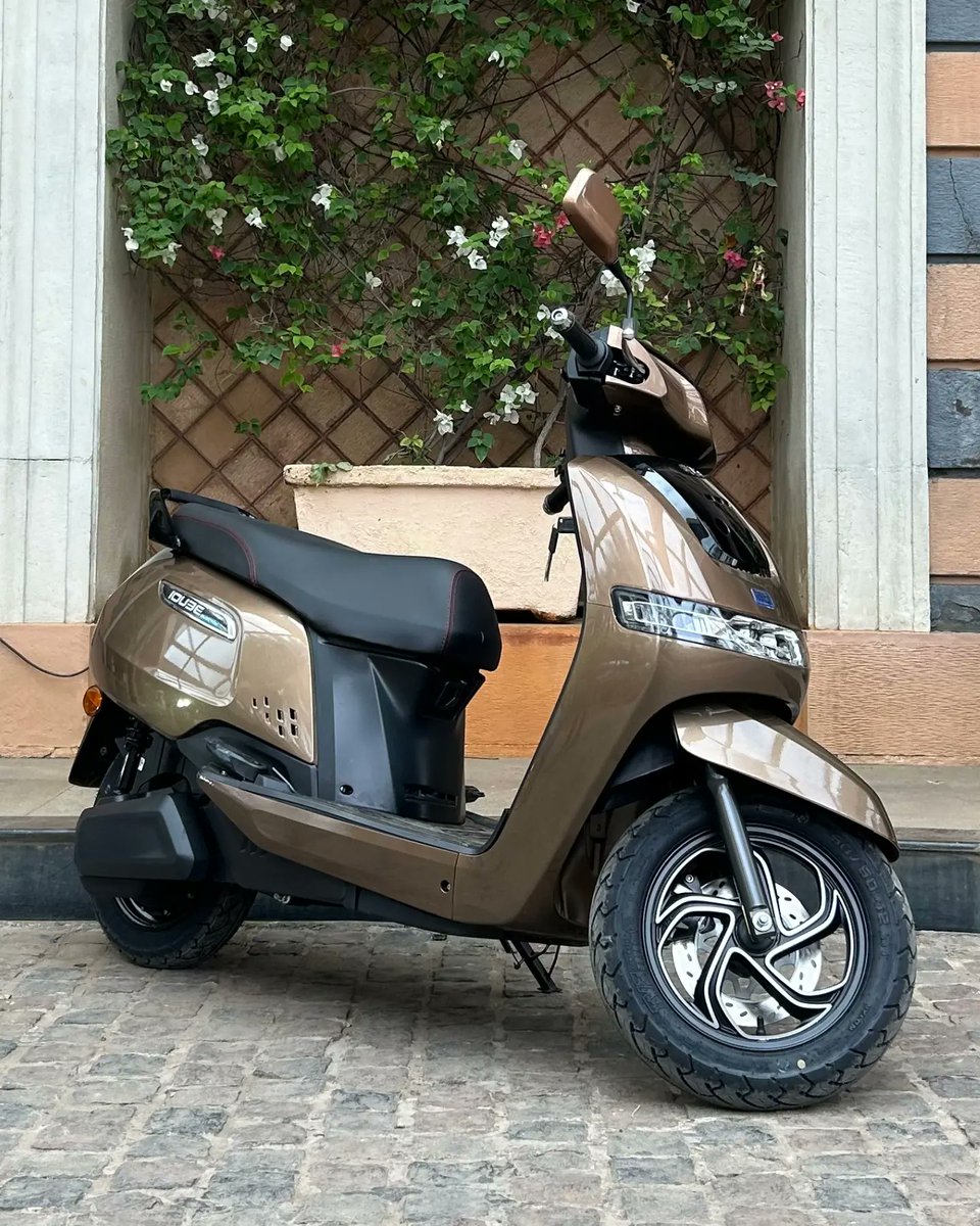TVS showcase the new variants of the iQube electric scooter, and these are:

- The range-topping ST variant with two different battery capacities

- The new base variant with a 2.2-kwh battery

@tvsmotorcompany #tvsiqube #tvsmotorcompany #electricscooter #bikeindia