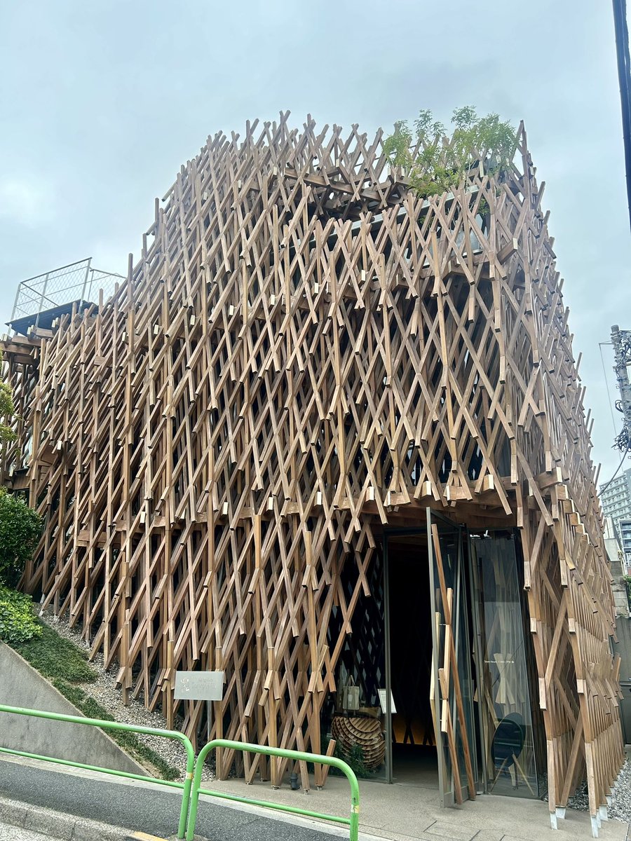 NoriGuide's tweet photo. You can enjoy a variety of buildings in #Tokyo. Designed by #KengoKuma, one of #Japan's leading architects, this building opened in 2013. It is still simply stunning!🤩🍍✨
#minamiaoyama #sunnyhills #japanese #architecture #japanesearchitecture #architect #japantrip #japantravel https://t.co/VPTGQIJVj0