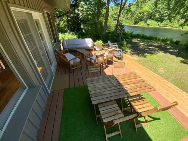 Experience the enchanting beauty of Muskoka at Lumberjack Log Cabin. Nestled on 3.8 acres along the serene Muskoka River, this cozy retreat offers modern luxuries and endless opportunities for exploration. Only a 20-minute drive from downtown Bracebridge! ontariocottagerentals.com/LumberjackLogC…