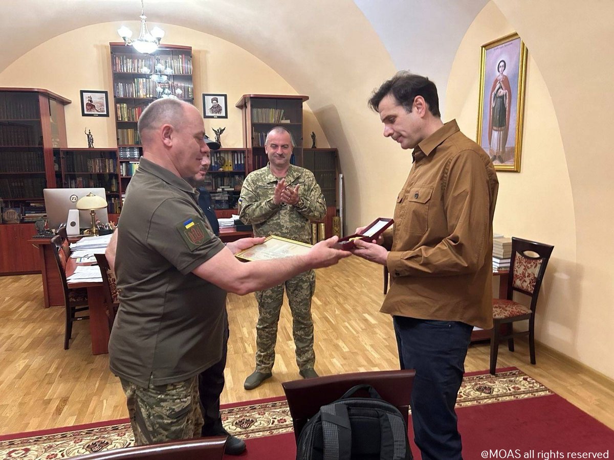 #MOAS' founder @cpcatrambone received the Ukrainian Defence Minister’s “Cross of Honor” for our medical team’s frontline work. Since 2022, we've evacuated critically wounded, treated 45,000+ patients with 51 ambulances. Read more in our press release: ow.ly/E2y550RWA1A