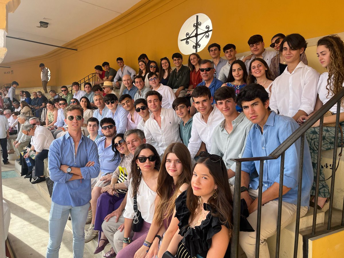 El diestro de Aznalcóllar Juan Pedro García <a href="/caleritotorero/">Calerito</a> acompañó a los más de 250 estudiantes invitados por la Empresa @maestranzapages a la tercera novillada de abono, celebrada ayer domingo en la Real Maestranza de Sevilla, explicando los detalles del festejo <a href="/portaltaurino/">Portal Taurino</a>