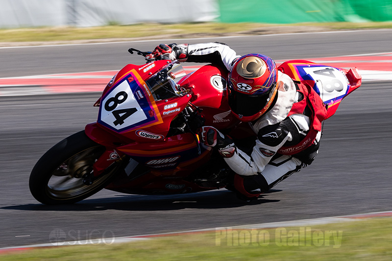 ２５日土曜に菅生サーキットで行われたJP250クラス参戦の
醍醐選手のヘルメットをペイントしました。
初めてのKABUTO製ヘルメットでしたが何とかうまくいきました。
醍醐選手への応援よろしくお願いいたします。