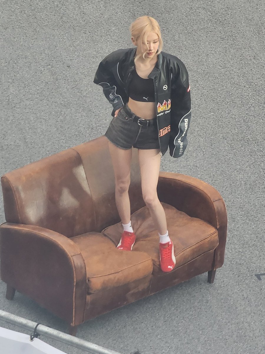 roise_e's tweet photo. wtfffff Rosé！！！ https://t.co/6YYC31X0US