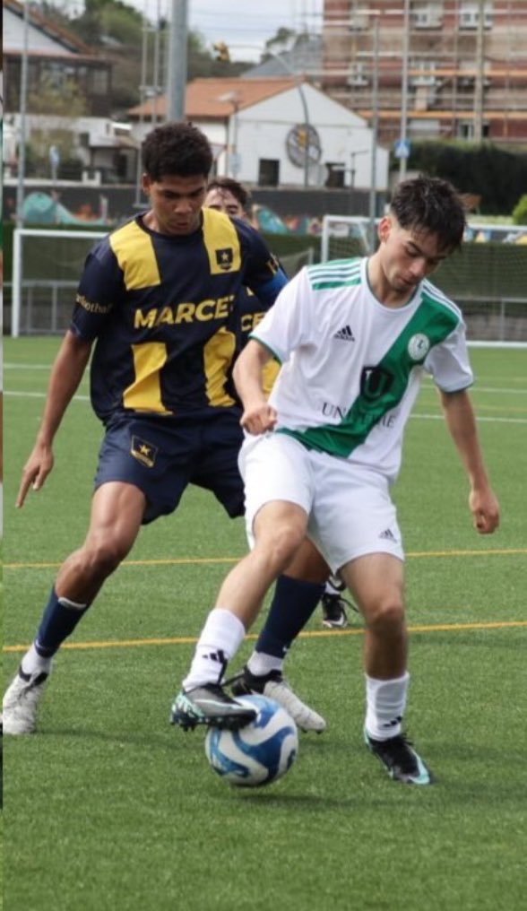 Vergüenza !! El no llevarse a un medio que ha convertido 11 goles en lo que va de temporada con un perfil que carecemos no tiene sentido por parte de Luis de la Fuente  , <a href="/SEFutbol/">Selección Española Masculina de Fútbol</a> <a href="/rfef/">RFEF</a> están cubiertos de mierda