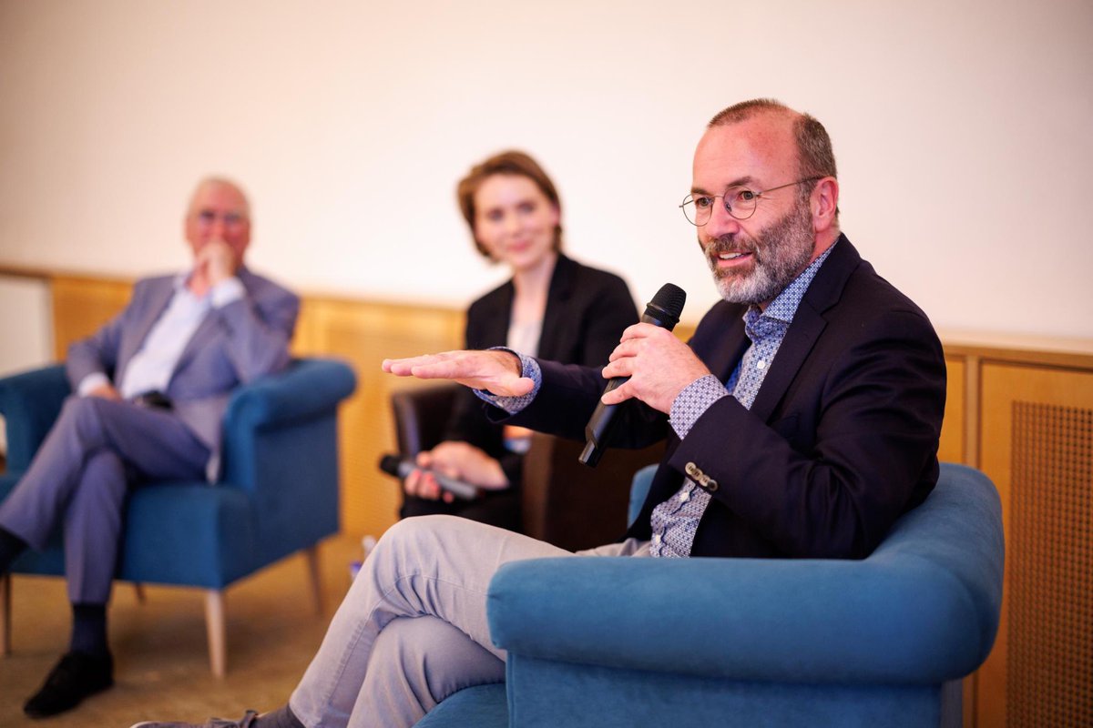 Gestern Abend im Dialog mit unserem CSU-Ehrenvorsitzenden Theo Waigel im wunderbaren Kloster #Roggenburg. Theo #Waigel hatte in den 90er-Jahren die Kraft, die Menschen von der Euro-Einführung zu überzeugen. So ein klarer Kompass ist auch heute wichtig. ©️ Matthias Balk