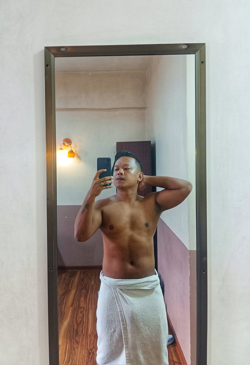 ရန်ကုန်ကလည်း နေ့တိုင်း မိုးရွာနေတာနဲ့ အပြင်ကို မထွက်ရဘူး... ။