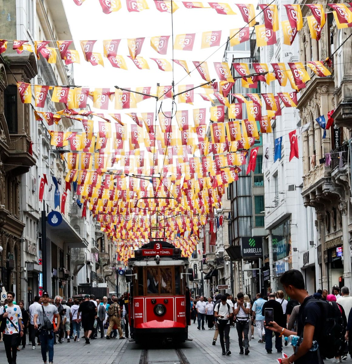 🚌 Aslanlarımız, üstü açık otobüsle bugün saat 17.30’da Galatasaray Lisesi önünden taraftarımızın da araçlarıyla katılabileceği büyük bir konvoyla RAMS Park’a hareket edecek! 🦁

İstikamet ➡️ Galatasaray Lisesi, Osmanbey, Şişli, Mecidiyeköy, Büyükdere Caddesi, RAMS Park 🏟️