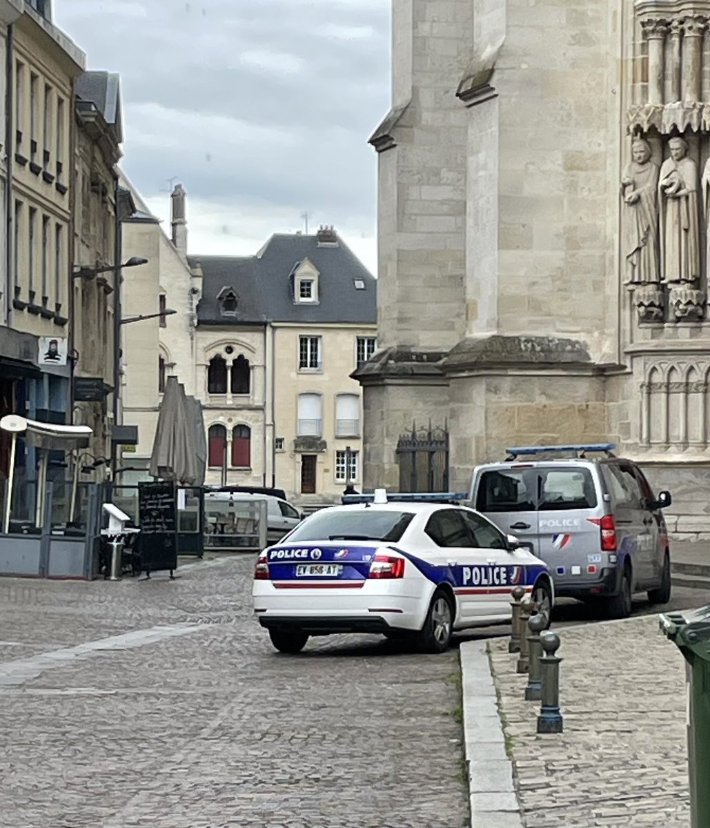 ⚠️Déploiement de plusieurs véhicules de Police autour de la Cathédrale d'#Amiens. L'accès est interdit par des policiers en arme à l'esplanade et aux rues aux alentours 😐