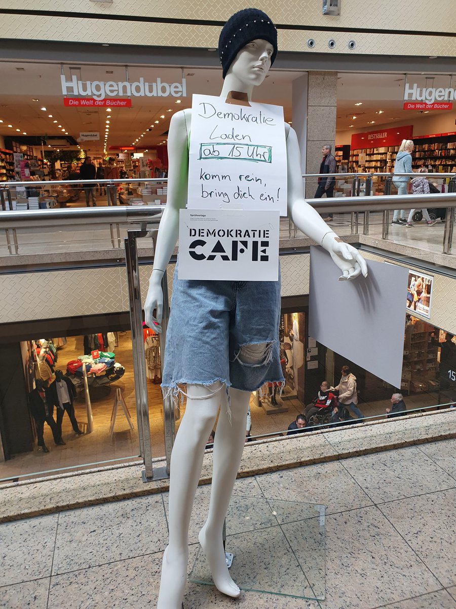Was machen mit aussterbenden Innenstädten? Gelebte Demokratie statt sterbenden Konsum in den Zentren ansiedeln! Demokratie braucht neue Orte, im Alltag der Menschen. Wir haben es in der City Gallerie in Siegen erfolgreich ausprobiert: demokratiecafe.de/post/demokrati…