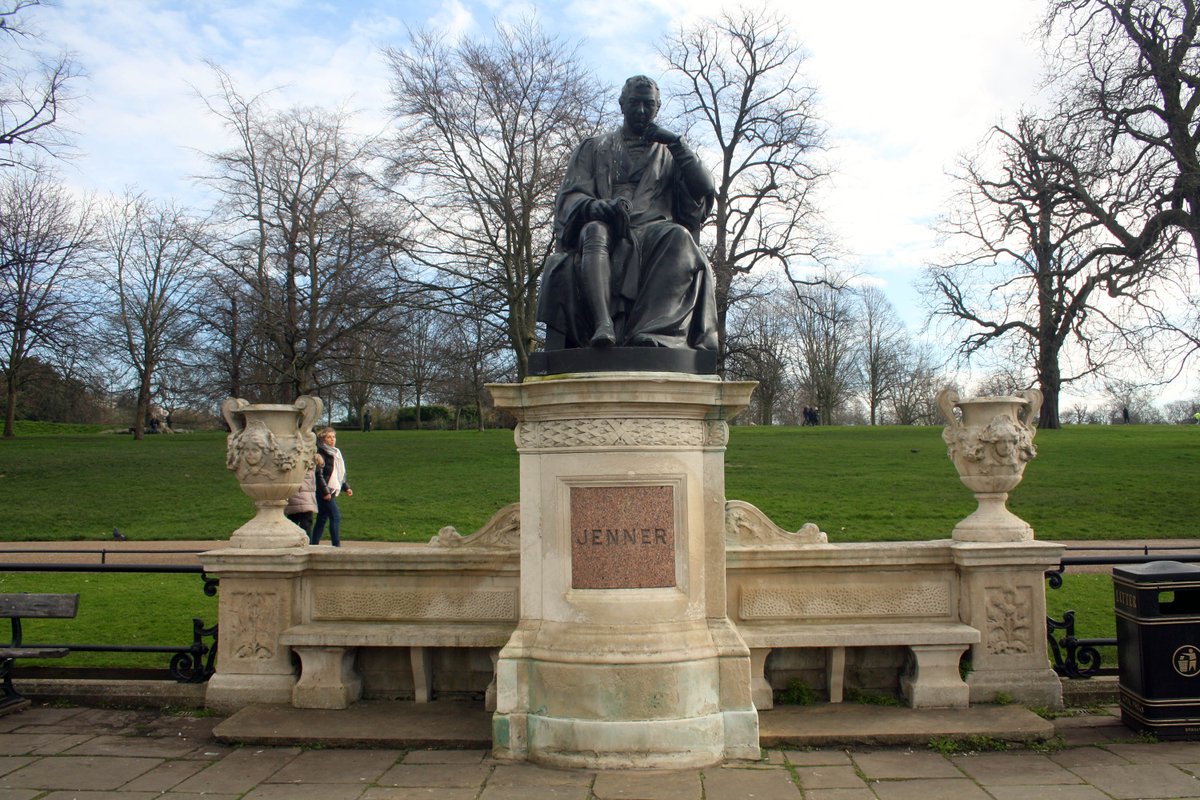 Kensington Gardens, London. Statue of Edward Jenner flanked by Portland stone pedestals with urns and seats. Mid C19. Photo: 09.03.2023. #London #statue #EdwardJenner