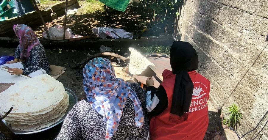GSB_YuregirGM's tweet photo. İmece usulü ekmek açan teyzelerimize #SevgiMerhametTimi olarak yardımcı olduk.🥰
#gsbgm
#YüreğirGM
#10Parmağımda10Marifet https://t.co/IWwVySAKx5