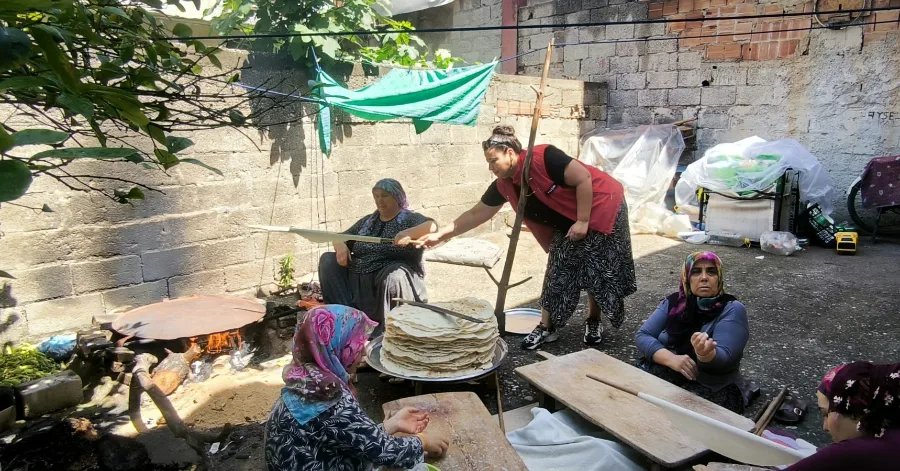 GSB_YuregirGM's tweet photo. İmece usulü ekmek açan teyzelerimize #SevgiMerhametTimi olarak yardımcı olduk.🥰
#gsbgm
#YüreğirGM
#10Parmağımda10Marifet https://t.co/IWwVySAKx5