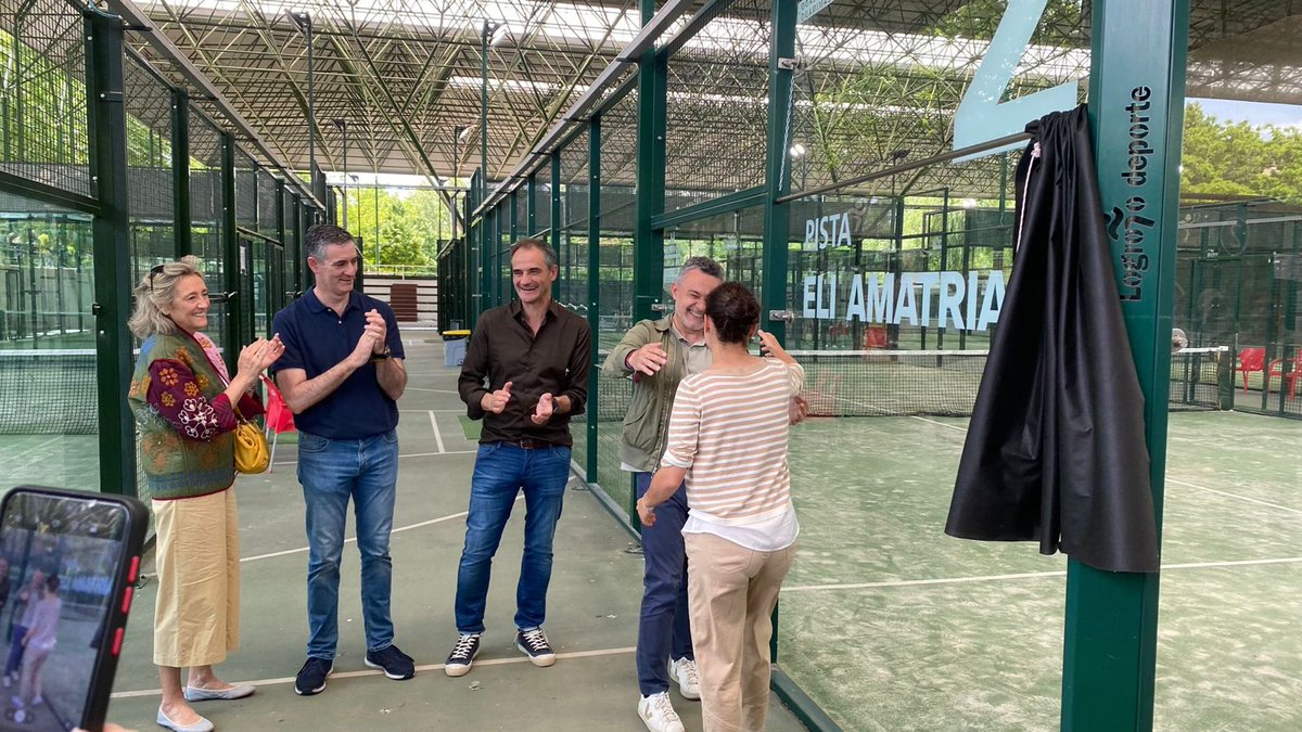 Entrega de trofeos de la final del 'I Torneo de Pádel Empresas 2024' , con el homenaje a la mejor deportista riojana hasta el momento en la modalidad de pádel, Eli Amatriain, que desde ayer una pista de las Norias lleva su nombre #lariojadeporte #fundacionriojadeporte #deporte