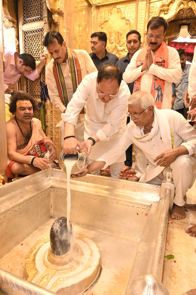 आज भगवान शिव की नगरी वाराणसी में भाजपा राष्ट्रीय अध्यक्ष श्री @JPNadda ने बाबा काशी विश्वनाथ जी का दर्शन व पूजन किया।