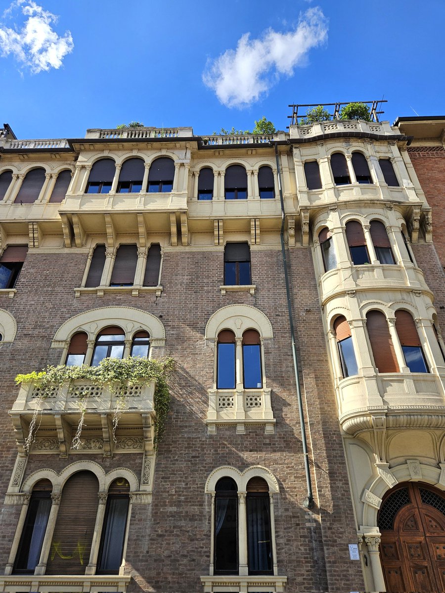 Happy M fro. #turin amici 🌞 this is just a reg building in #torino and real people live there 😜 turinepi.com for all our posts & services 📧 #privatetours #privateclasses #tastings #expatconcierge #northernitaly #italianarchitecture