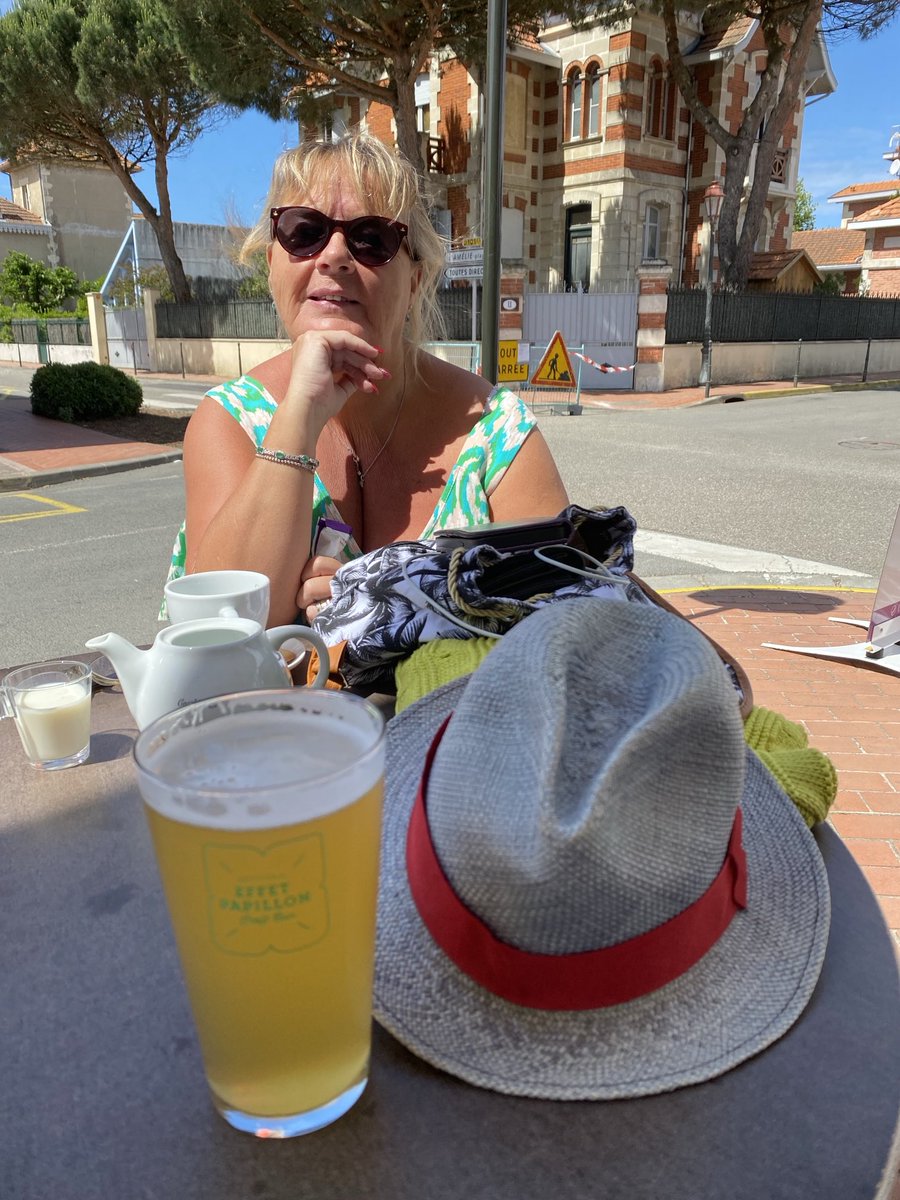 AlanWil51907824's tweet photo. The love of my life - beer 🍺 with the delightful Julie in the background. Local #IPA #SoulacSurMer #France https://t.co/9wOpYDxIA4