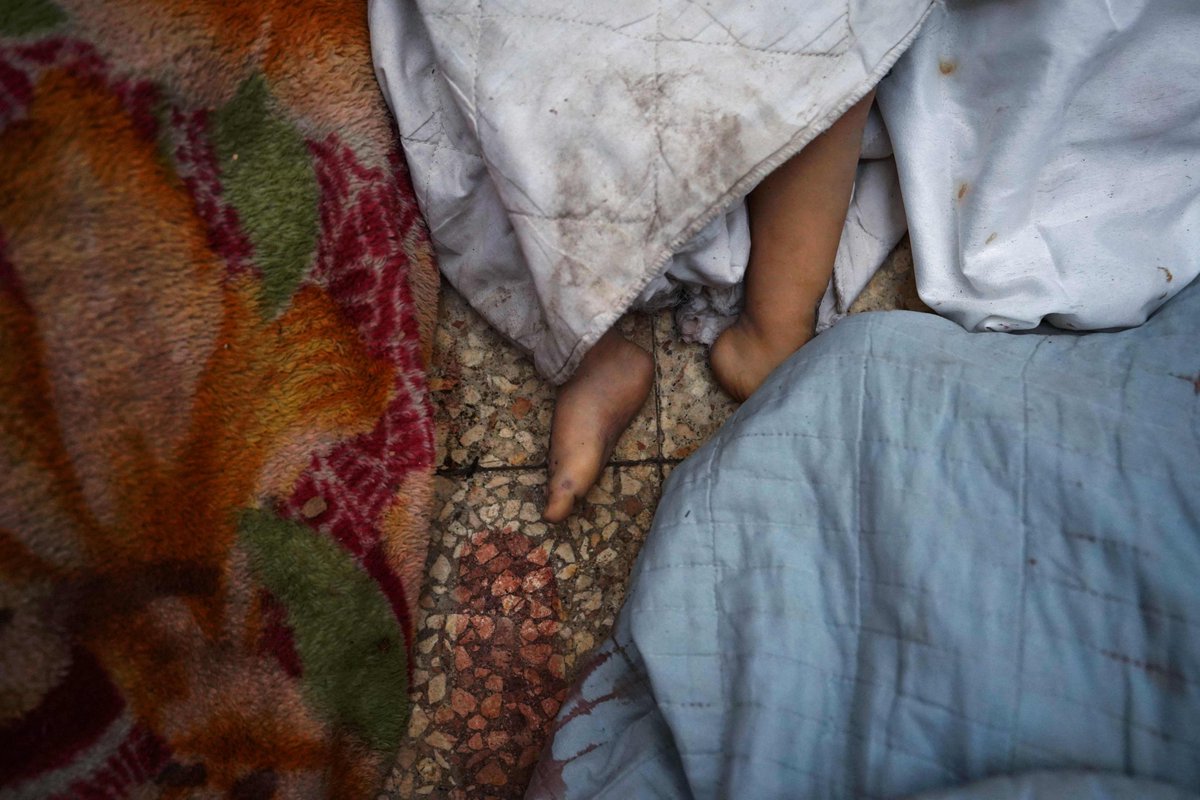 Me he quedado atrapada en esta imagen.. veo en esos pequeños pies los de mi hija.. y siento vergüenza de que ella tenga que caminar en este mundo junto a personas que lo justifican #Gaza Bashar Taleb @AFP