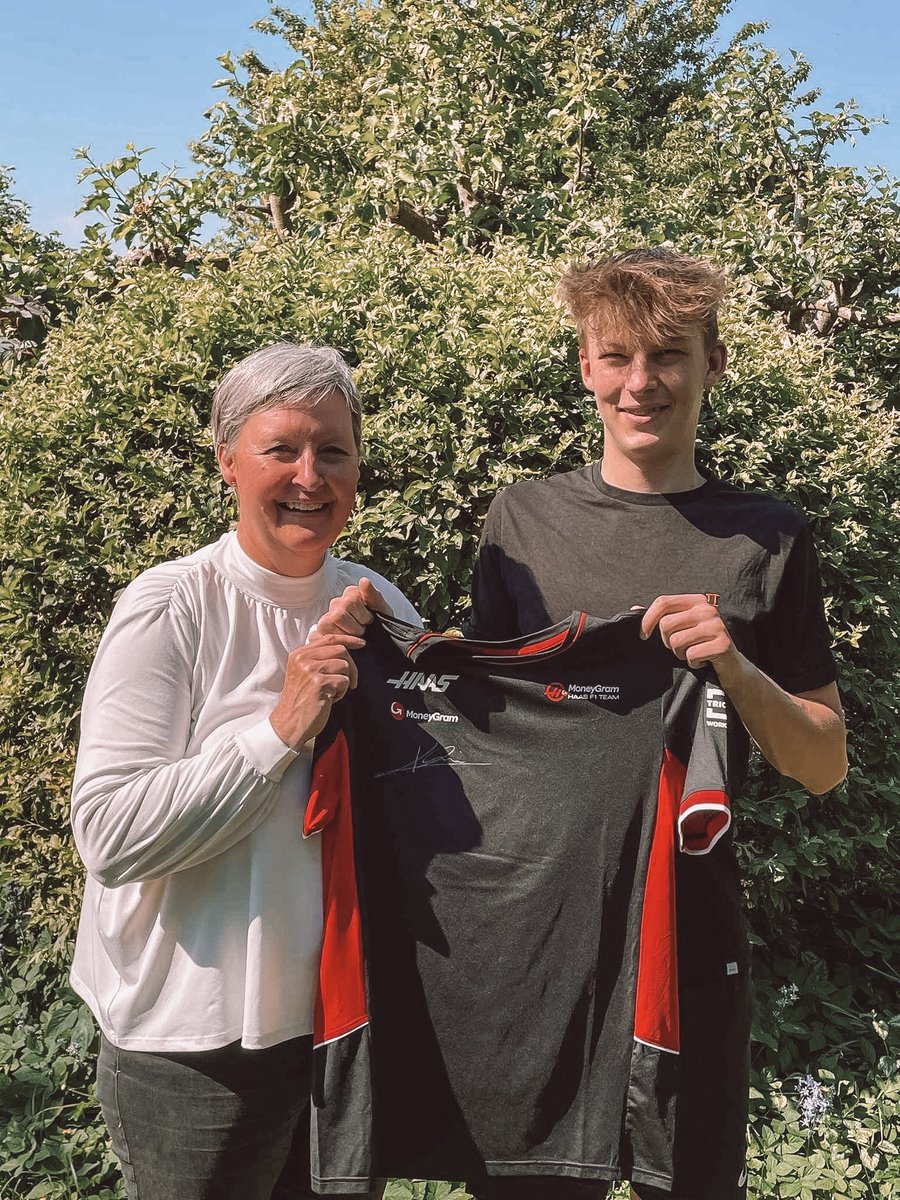 AdminByRequest's tweet image. It’s all smiles for Sine and her son Magnus as they hold up their signed @KevinMagnussen F1 Team tee! They were 1 of 3 winners of our April signed merch giveaway 🥳 Click the link below to enter our May draw:

linktr.ee/adminbyrequest

#SignedMerch #KevinMagnussen #AdminByRequest