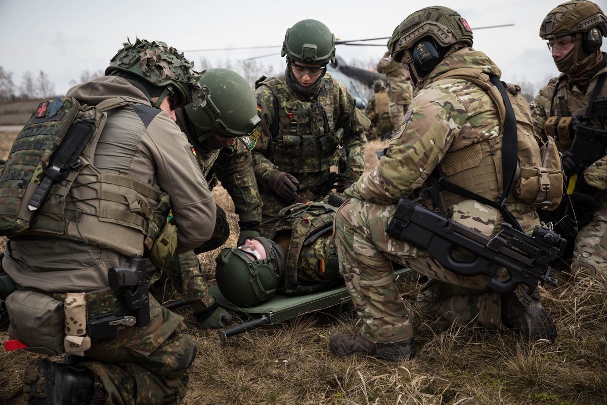 Bei der #eFP-Battlegroup in Litauen trainierten Sanitätskräfte der #BundeswehrimEinsatz die taktische Verwundetenversorgung. Gemeinsam mit den Niederlanden stärkten Sie ihre medizinischen und taktischen Fähigkeiten unter schwierigsten Bedingungen. Mehr: bundeswehr.de/de/einsaetze-b…