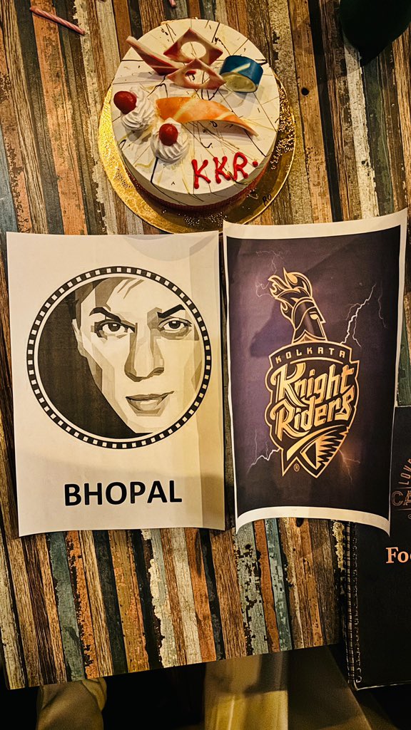 #Bhopal SRKians celebrated KKR’s victory with smiles, cake cutting, and posters. Don't miss their silent gesture picture! 😎🎉 @iamsrk @KKRiders @KKRUniverse @MeShivamPandey #ShahRukhKhan #IPL #SRK #KingKhan #KKR #KKRvsSRH #IPLfinal