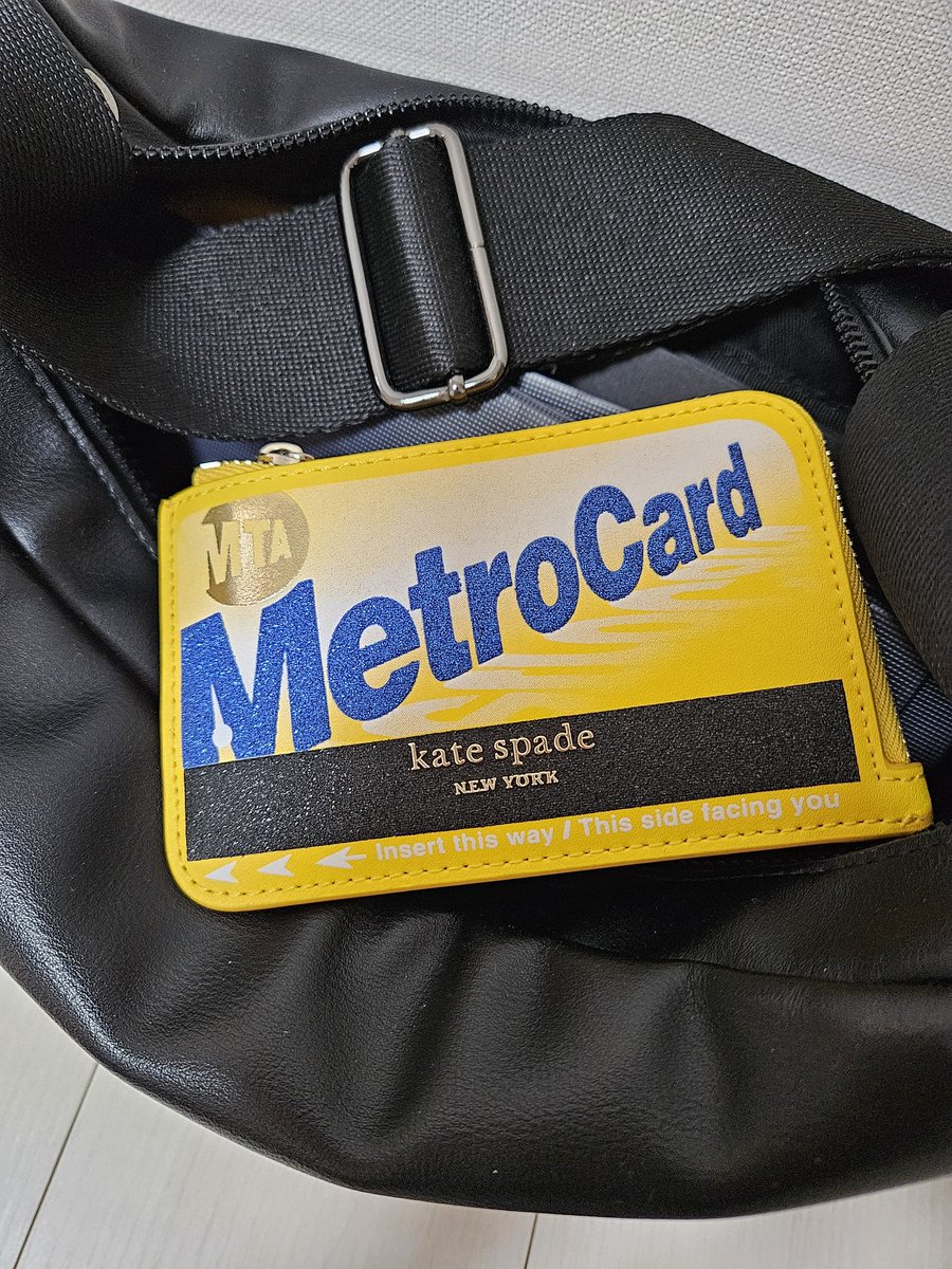 바로 개시함..🥹 원래 쓰던 지갑 비싼 주제에 똑딱이가 너무 약해서 간떨어지게 하더니 역시 지퍼가 편해