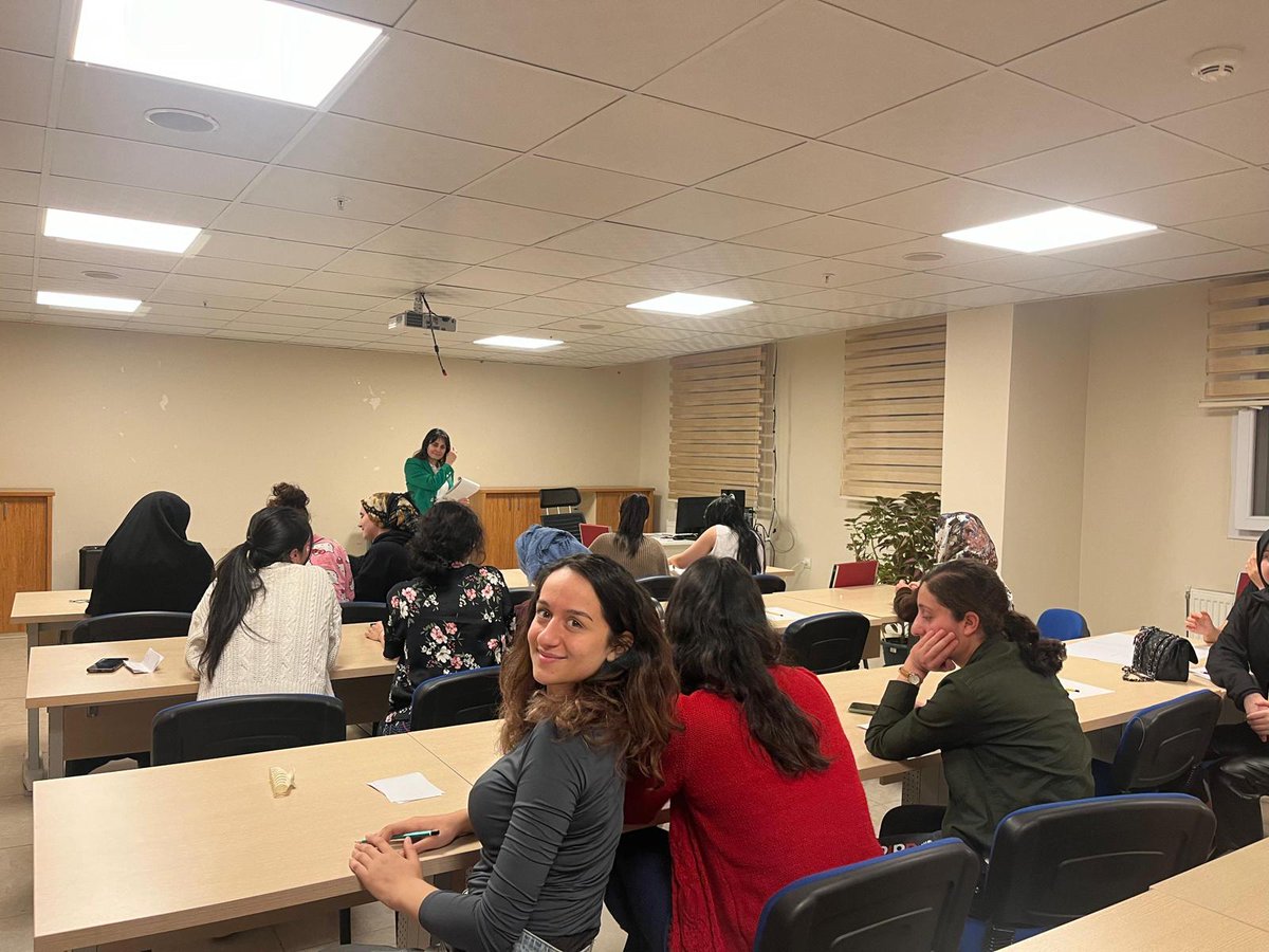 📍Hassa Hatun Kız Öğrenci Yurdu

🧠Sosyal İkilem Atölyesi🔏

Öğrencilerimizin ruhsal gelişimlerine katkı sağlamak için atölyemiz devam ediyor.

#GSByanımda

#gencizbiz #gönüllüyüzbiz

<a href="/gencliksporbak/">Gençlik ve Spor Bakanlığı 🇹🇷</a> <a href="/OA_BAK/">Dr. Osman Aşkın Bak</a>