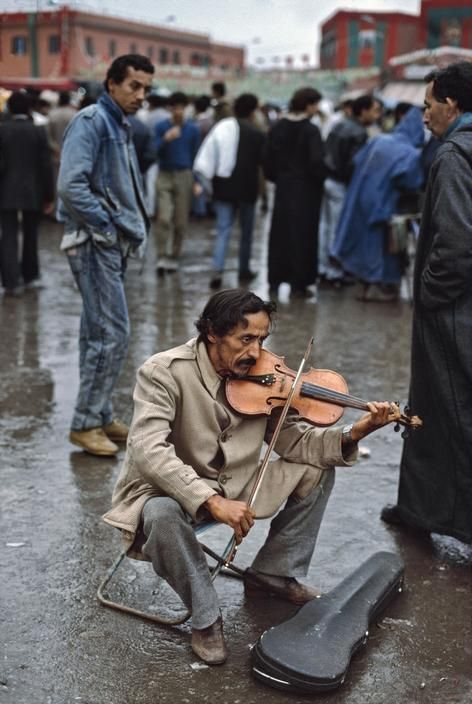 Steve mcCurry
Violinist in an outdoor market of Marrakech. Morocco, 1988