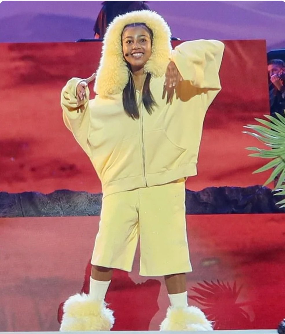 I'm positive this isn't the actual Simba costume. It looks like something her father designed. I wonder how many talented kids lost out to her? Nepotism at it's finest. #TheLionKing