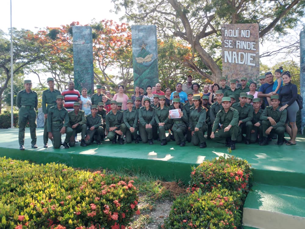 Jóvenes de Verde Olivo, estudiantes de la EMCC de la @rmcienfuegos2, concluyen su etapa de preparación básica d nuevos soldados, con el compromiso de ser continuadores de nuestras Fuerzas Armadas Revolucionarias, #Cuba 🇨🇺