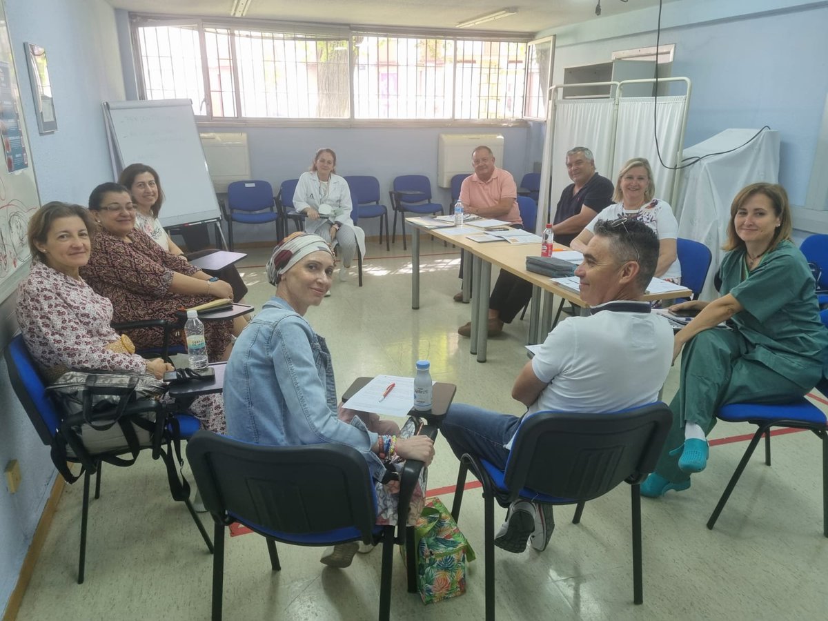 Comenzamos el taller de la @escpacientes de #ostomías, con @aoja_asoaoja, y profesionales de Cirugía y Urología del @HospitalJaen, que se han formado para ser docentes e instruir en una metodología entre iguales, tanto ostomías intestinales como urológicas. @Saludand_Jaen