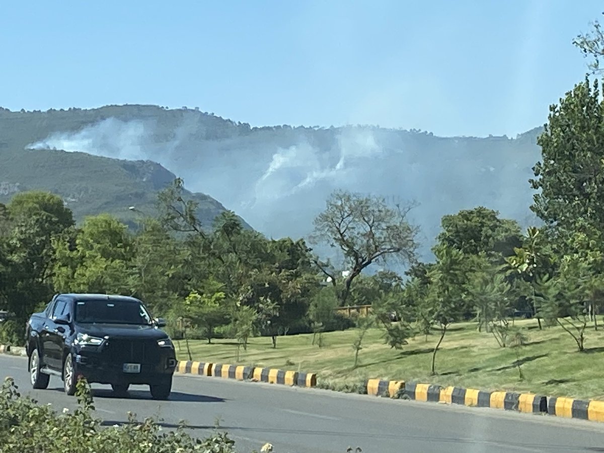 The scorching heatwave and the light breeze are facilitating another massive wildfire in Saidpure valley. Looks quite serious and big from 7th Avenue! @CDAIslamabad @rinasaeed