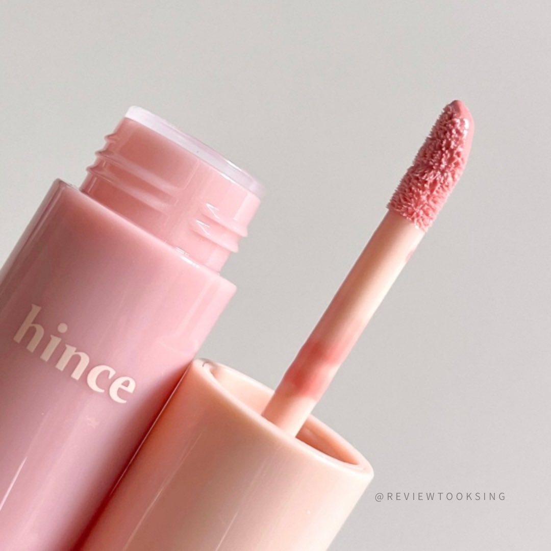 Reviewtooksing1's tweet photo. บลัชที่ปัดแล้วให้ฟีลลูกคุณหนู หลานคุณนาย บลัชสีพีชที่จริงใจ จาก Hince Dewy Liquid Cheek สี LC002 Sunlit peach  สีโทนพีชอ่อนๆ เนื้อดีไม่หนึบไม่เหนียว กลิ่นกุหลาบหอมอ่อนๆ ตัวบลัชเกลี่ยง่าย ไม่เป็นคราบ สีสวย ทาแล้วสีนวลๆนัวๆดูสดใสแสนซน 💗  #hince #ครีมบลัช #บลัชเนื้อน้ำ https://t.co/qA0oP3MPOq