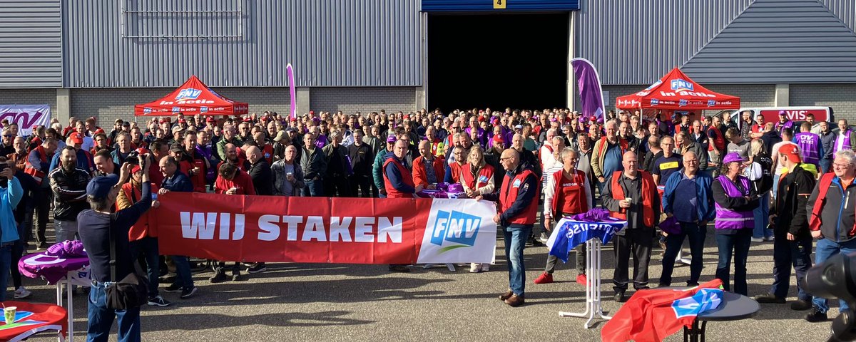 Staking Leeuwarden! Werknemers leggen het werk neer voor een goede cao Metaal & Techniek. @FNVMetaal @FNV #cao #RVU