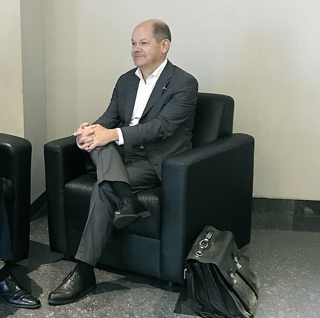 "Olaf Scholz geht immer mit seiner Aktentasche durch die Gegend. Aber wer braucht schon eine Aktentasche, wenn man schon das ganze Land in der Tasche hat? #ScholzAktentasche #generiertMitChatGPT"