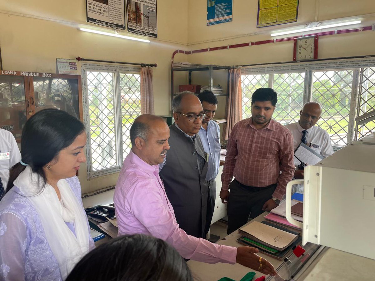 @GMSWR Shri Arvind Srivastava inspected Mysuru Railway station today. He reviewed the progress of the development project at Mysuru Railway station and yard, including the New Goods Terminal at Mysuru, Metagalli Block station, and Belagula station. Additionally, he surveyed the