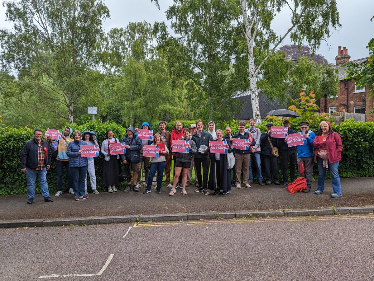 And we’re off for day 3 of campaigning over the bank holiday! ✅🌹 A huge thanks to @TootingLabour for fantastic support out on the campaign trail today 👏