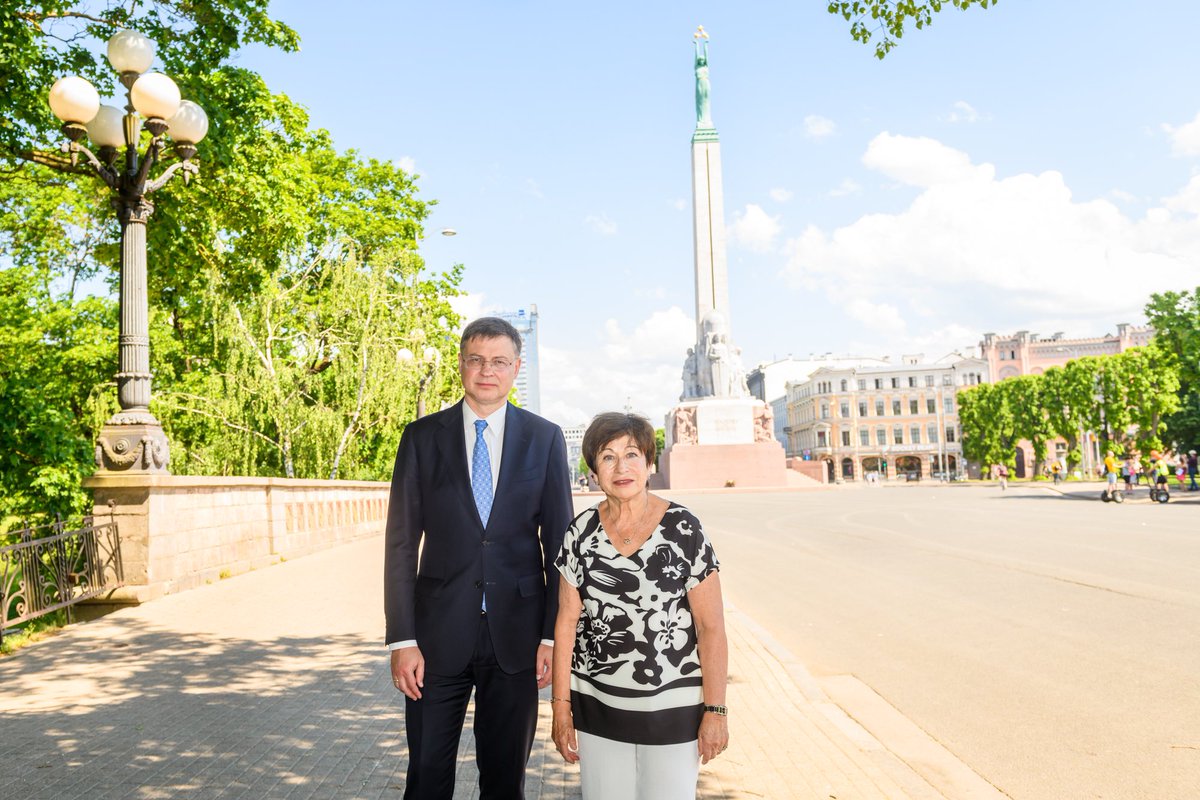 Ar Fiskālās disciplīnas padomes priekšsēdētāju Innu Šteinbuku pārrunājām: ✔️jauno 🇪🇺ekonomiskās pārvaldības ietvaru ✔️🇱🇻 ekonomikas izaugsmi un 2025.g. valsts budžeta veidošanu ✔️investīcijas Latvijā. Latvijai jāizmanto visas ES sniegtās iespējas dzīves līmeņa paaugstināšanai.