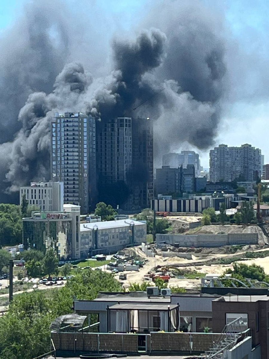 🔥 In 🇷🇺 Volgograd, the unfinished residential complex 'Urban' is burning heavily It is reported that the fire was caused by an elevator - it caught fire and ignited other elements of the new building.