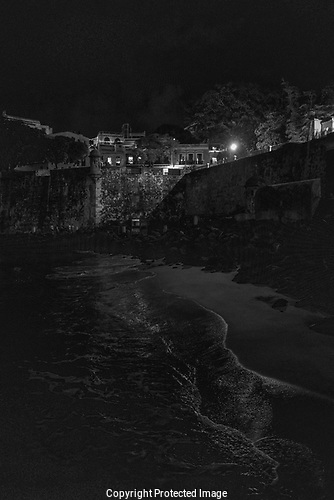 Viejo San Juan Crepuscular #viejosanjuan #puertorico #fotografianocturna #nightphotography #streetphotography #fotografiacallejera #monochrome #monocromo #leica #leicaq2monochrome by Rolando Emmanuelli-JimEnez: remmanuelli.street… dlvr.it/T7S3Yx #remmanuelli #street