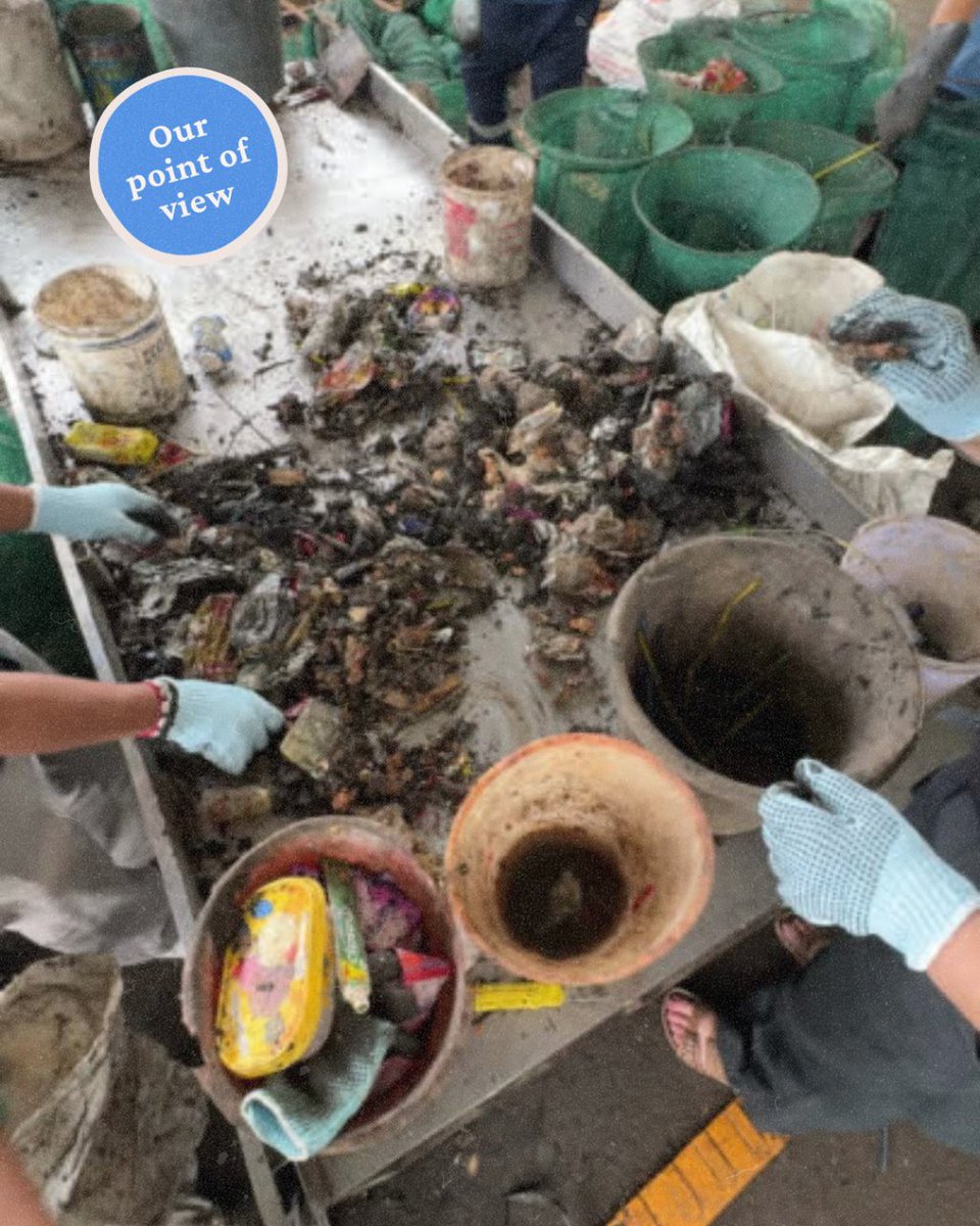 On May 1st, we visited @SungaiWatch, the Iris Prize 2022 winner. Greeted by co-founder Sam and Pak Ma, we toured the Beraban sorting facility, discussed climate entrepreneurship, and helped with river waste sorting! #YouthEmpowerment #ClimateAction #RiverCleanup