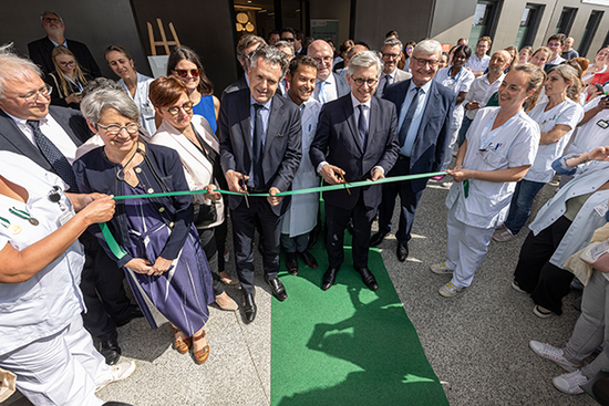 En regroupant médecine gériatrique et soins de réadaptation, le bâtiment Terre et Maine constitue un pôle entièrement dédié aux personnes âgées, au CHU d'Angers. #EcoAngers angers.fr/actualites-sor…