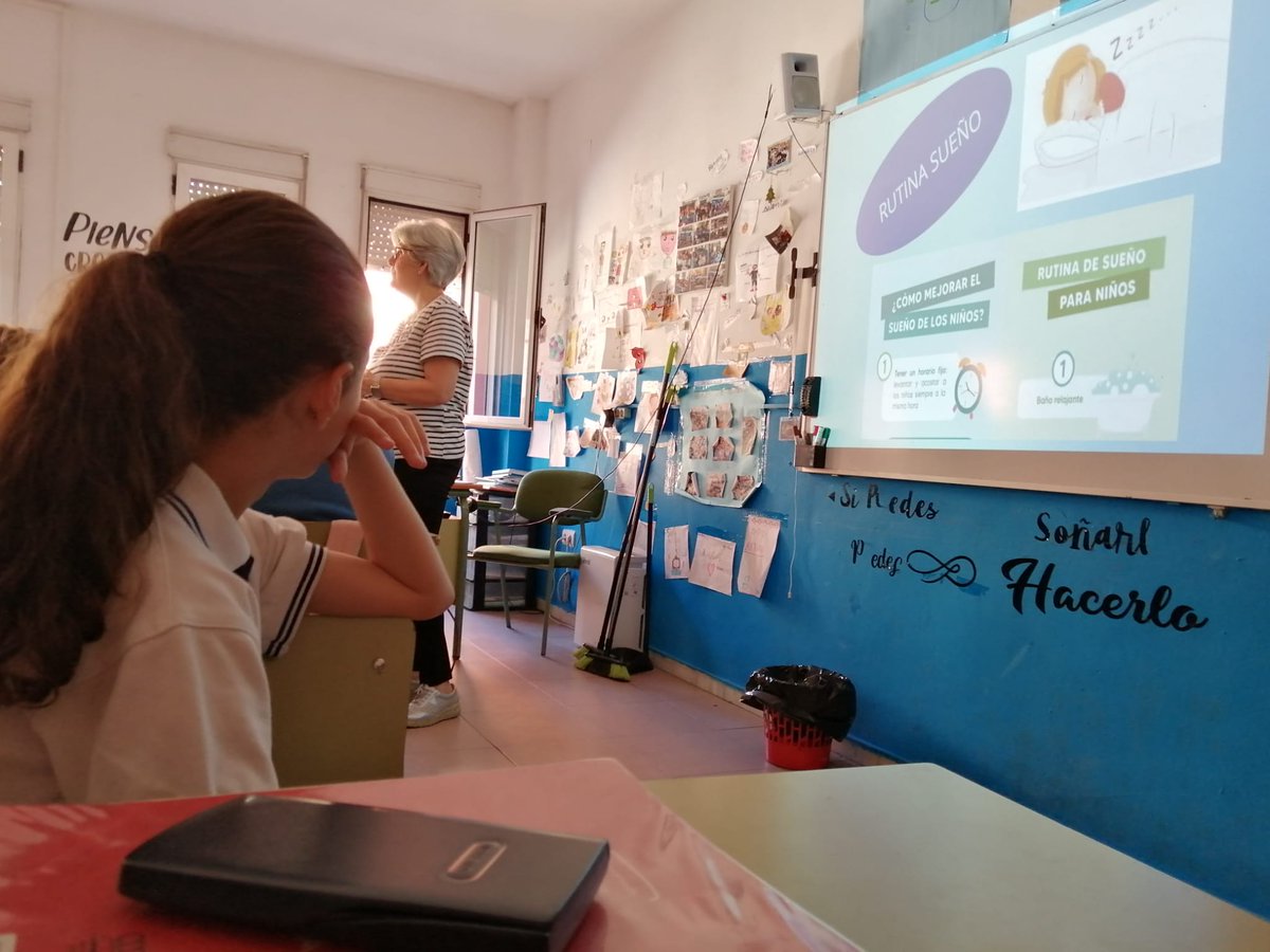 Nuestra enfermera referente escolar del Centro de Salud Virgen de Linarejos, María Luisa Resola, ha realizado un taller sobre el #Sueño saludable y el uso adecuado de #pantallas en el Colegio San Joaquín de #Linares dirigida al alumnado de 5° y 6° de Primaria.