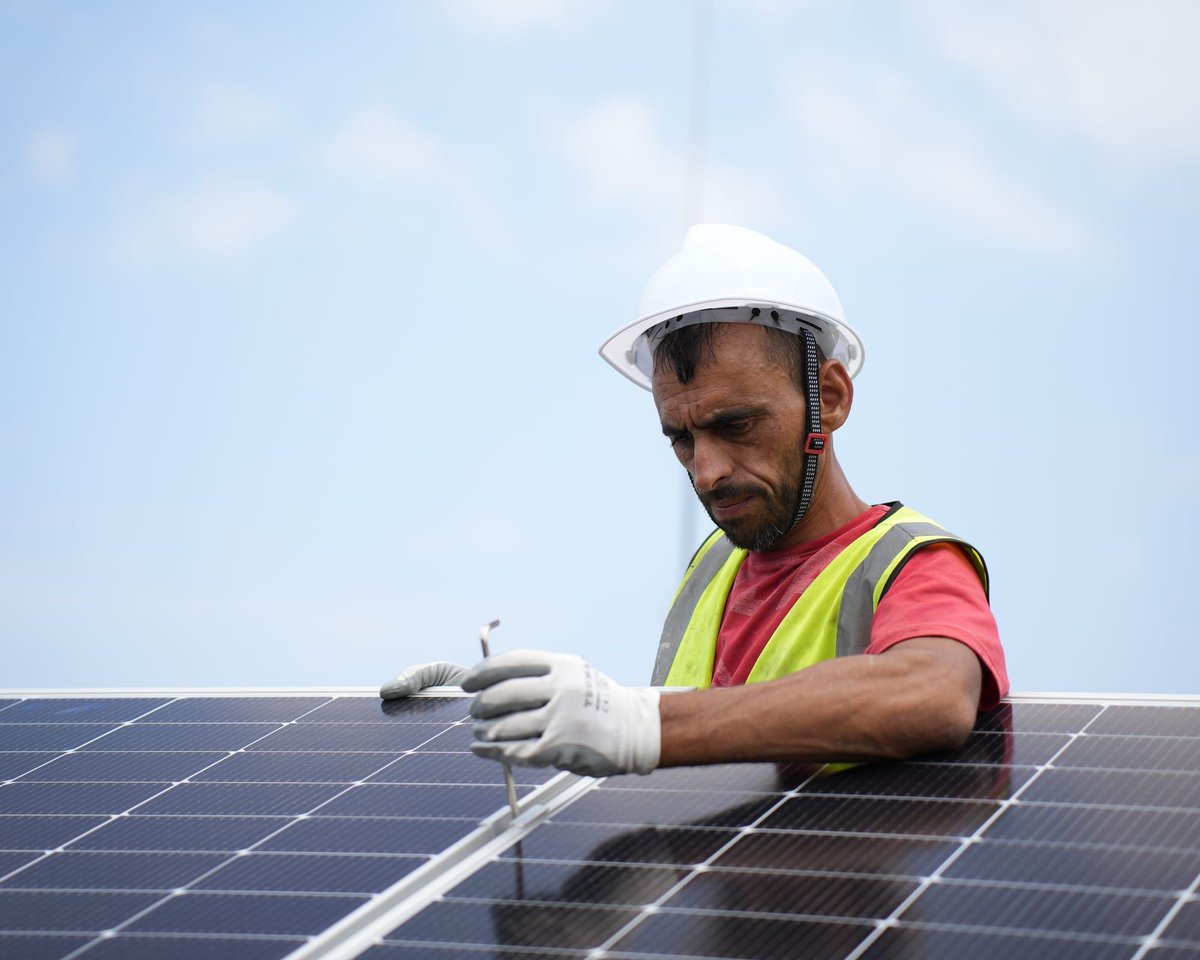 #PostOfTheWeek In 2019, there were roughly 65 million energy jobs worldwide. Our latest blog looks at the global transition to #CleanEnergy & offers 4 takeaways to help pivot sustainably & equitably buff.ly/4dQPQvL #DAIClimateFutures #JustTransition