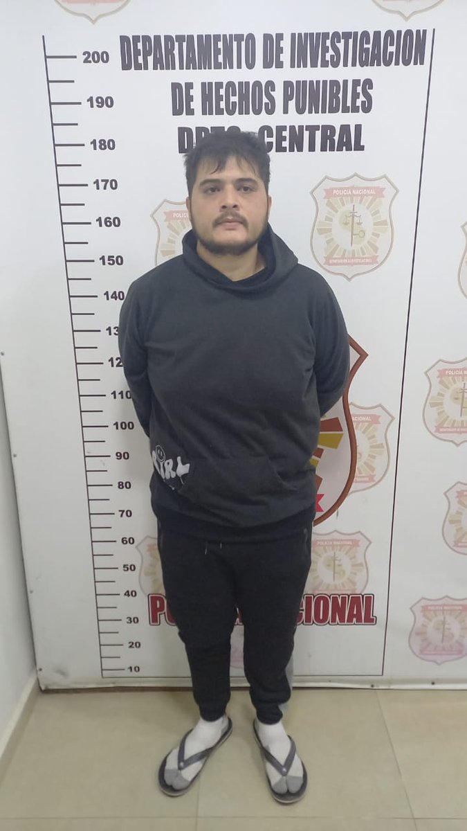 Raulbogarin's tweet photo. 🚨CAYÓ EL PROPIETARIO DE STEVEN AUTOMOTORES 
-Denis Steven Bareiro(31) tras una vigilancia realizada por los agentes del departamento de investigaciones.
-Steven posee 6 órdenes de captura por estafa y desacato.
-El detenido habría estafado a varias personas mediante la venta de vehículos. 
📍Itá - @C9NParaguay @sntcanal9